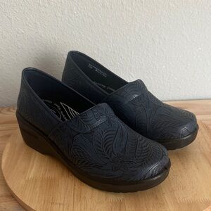 Easy Works By Easy Street Lyndee Womens Round Clogs new navy